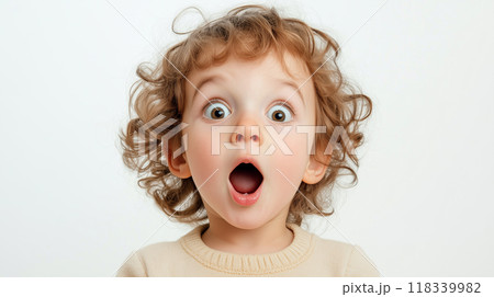 驚いた表情をしている子供、白背景 118339982
