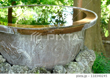 神社の手水舎：清める水 118340245