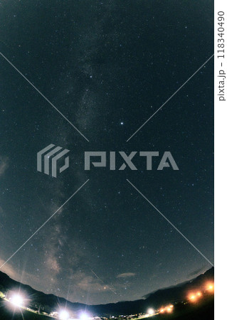文月、北杜市白州町から見た天の川と夏の大三角 文月、北杜市白州町から見た天の川と夏の大三角 118340490