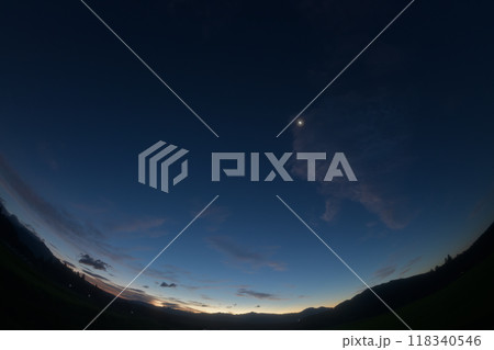 北杜市白州町、明け行く空に残る月齢24.2の月 北杜市白州町、明け行く空に残る月齢24.2の月 118340546