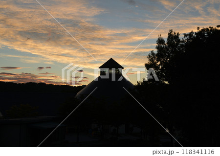 北杜市白州町、朝焼けの道の駅はくしゅうの三角屋根 118341116