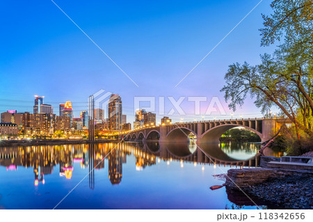 Minneapolis, Minnesota, USA on the Mississippi River 118342656