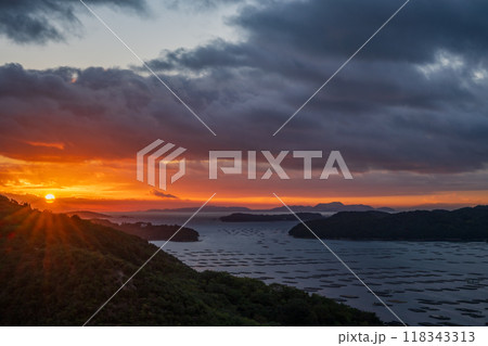 日本の岡山県瀬戸内市の迫門の曙の美しい日の出 118343313
