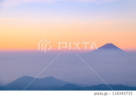 金峰山より望む朝焼けの富士山と雲海 118343735