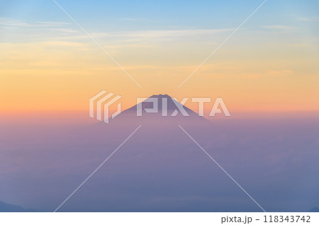 金峰山より望む朝焼けの富士山と雲海 118343742