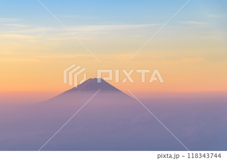金峰山より望む朝焼けの富士山と雲海 118343744