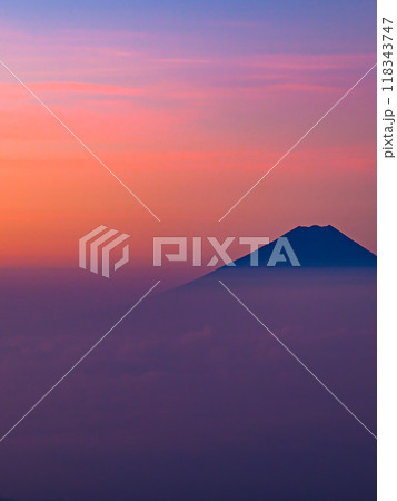金峰山より望む朝焼けの富士山と雲海 118343747