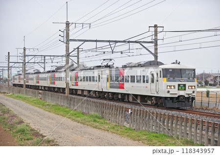 高崎線　岡部ー深谷　JR東日本　185系　OM05編成（大宮）　草津 118343957