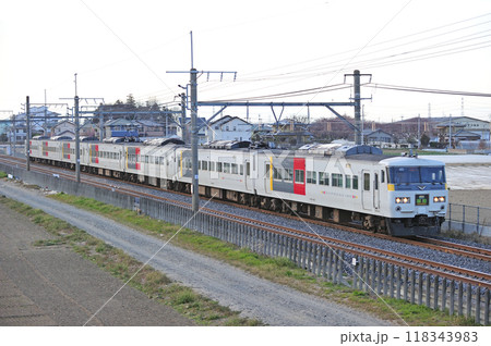 高崎線 岡部ー深谷 JR東日本 185系 OM05編成(大宮) 草津 高崎線 岡部ー深谷 JR東日本 185系 OM05編成(大宮) 草津 118343983