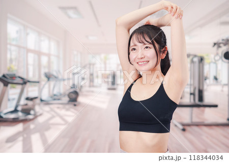 ジムでストレッチをする若い女性 118344034