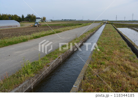 農道と農業用水路 田園風景 農道と農業用水路 田園風景 118344185