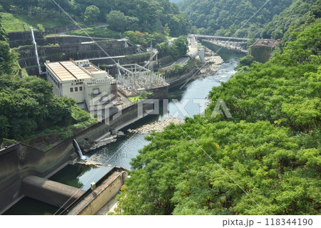 天ヶ瀬ダムから見た宇治川と天ヶ瀬発電所 天ヶ瀬ダムから見た宇治川と天ヶ瀬発電所 118344190