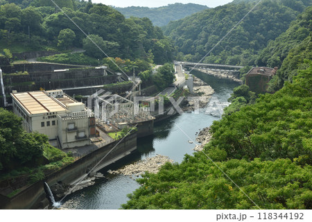 天ヶ瀬ダムから見た宇治川と天ヶ瀬発電所 118344192