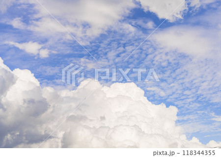 夏の気配が残る秋の空と雲 夏の気配が残る秋の空と雲 118344355