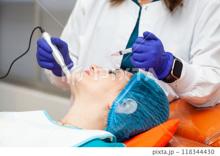 Application of an anti-aging facial rejuvenation cocktail using micro needles. Dermatology concept. Aesthetic medicine concept. 118344430