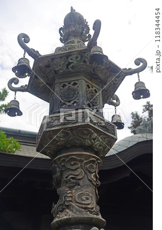 鞆の浦沼名前神社拝殿前の青銅燈籠 118344454