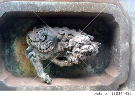 鞆の浦沼名前神社参道青銅燈籠の台座の獅子 118344455