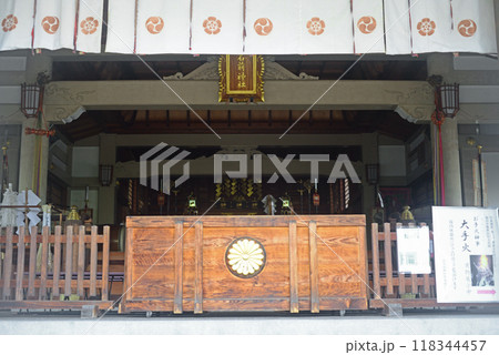 鞆の浦沼名前神社拝殿前-1 118344457