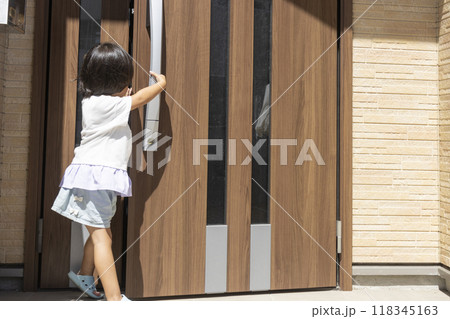 家のドアを開けている女の子（4歳、日本人） 118345163