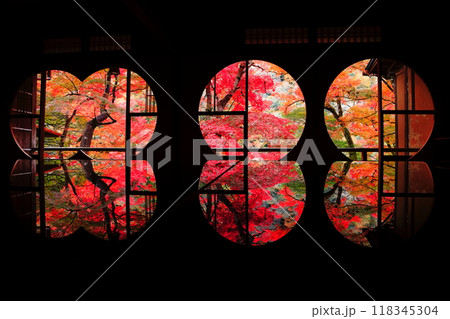 【京都府】嵐山祐斎亭の丸窓の部屋から見た紅葉 118345304