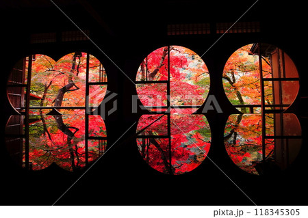 【京都府】嵐山祐斎亭の丸窓の部屋から見た紅葉 118345305