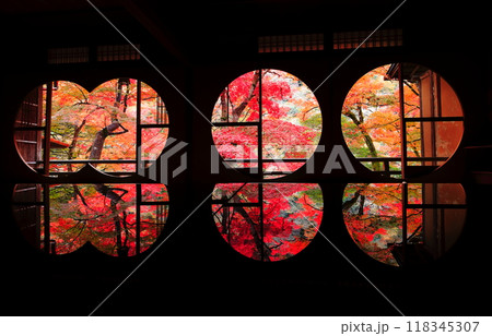 【京都府】嵐山祐斎亭の丸窓の部屋から見た紅葉 118345307