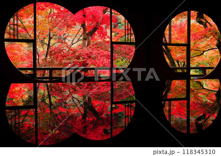 【京都府】嵐山祐斎亭の丸窓の部屋から見た紅葉 【京都府】嵐山祐斎亭の丸窓の部屋から見た紅葉 118345310