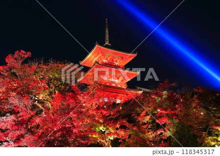 【京都府】清水寺の三重塔と紅葉ライトアップ 【京都府】清水寺の三重塔と紅葉ライトアップ 118345317