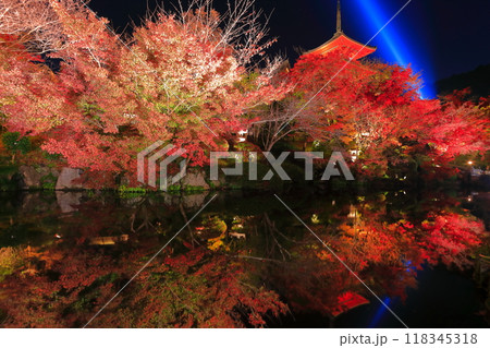 【京都府】シンメトリーな清水寺の三重塔と紅葉ライトアップ 【京都府】シンメトリーな清水寺の三重塔と紅葉ライトアップ 118345318