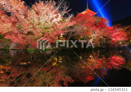 【京都府】シンメトリーな清水寺の三重塔と紅葉ライトアップ 【京都府】シンメトリーな清水寺の三重塔と紅葉ライトアップ 118345321