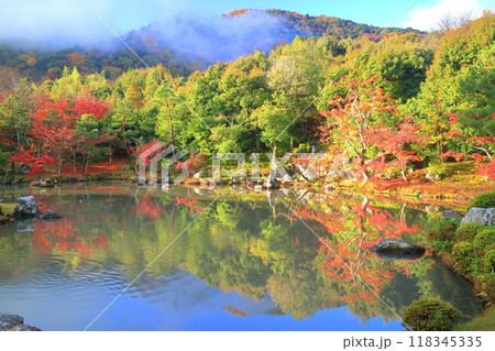 【京都府】シンメトリーな嵐山天龍寺の紅葉(曹源池庭園) 【京都府】シンメトリーな嵐山天龍寺の紅葉(曹源池庭園) 118345335