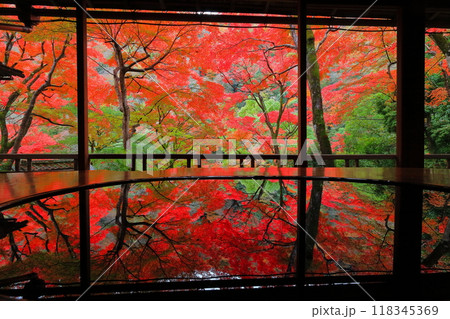 【京都府】嵐山祐斎亭の川端康成の部屋から見た紅葉 118345369