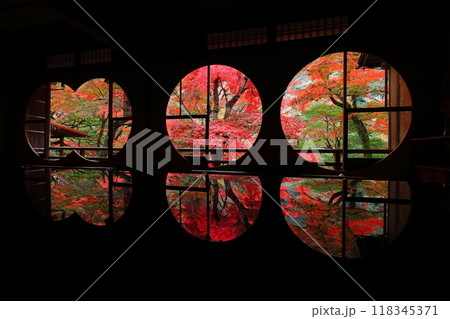 【京都府】嵐山祐斎亭の丸窓の部屋から見た紅葉 【京都府】嵐山祐斎亭の丸窓の部屋から見た紅葉 118345371