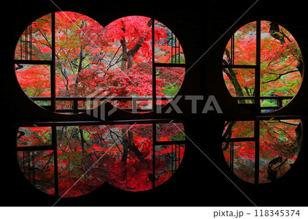 【京都府】嵐山祐斎亭の丸窓の部屋から見た紅葉 【京都府】嵐山祐斎亭の丸窓の部屋から見た紅葉 118345374