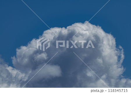 夏の青空と白い雲 118345715