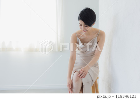 ショートヘアの女性のビューティイメージ   118346123