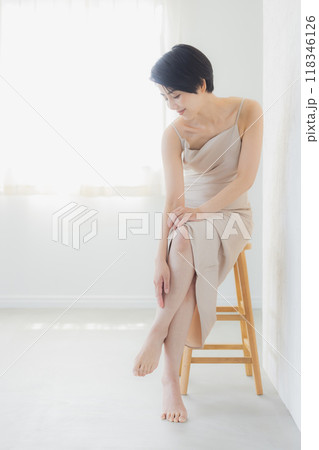 ショートヘアの女性のビューティイメージ   118346126