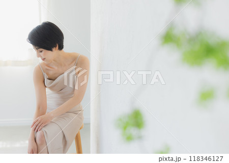 ショートヘアの女性のビューティイメージ ショートヘアの女性のビューティイメージ 118346127