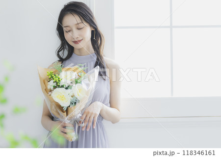 花束を持つ女性 118346161