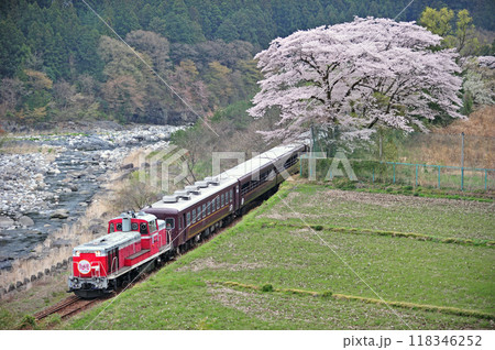 わたらせ渓谷鉄道 小中ー神戸 DE10-1678+わ99 花桃号 わたらせ渓谷鉄道 小中ー神戸 DE10-1678+わ99 花桃号 118346252