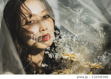 ウェディングドレスを着た女性 118346366