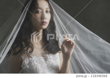 ウェディングドレスを着た女性 118346368
