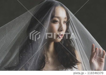 ウェディングドレスを着た女性 118346370