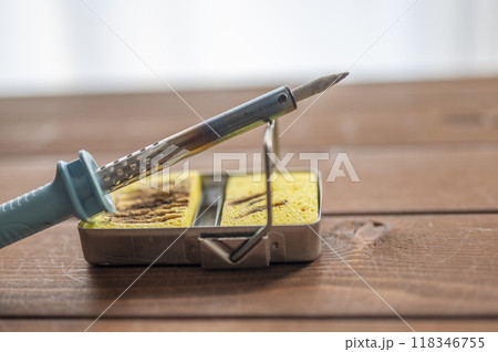 こて台に置かれた半田こて 118346755