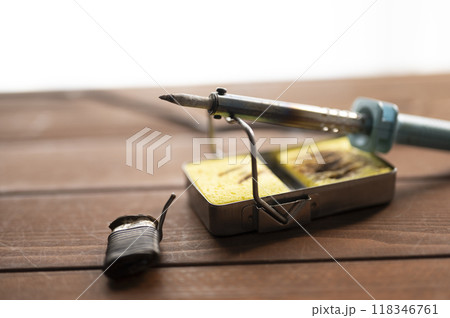 こて台に置かれた半田こて こて台に置かれた半田こて 118346761