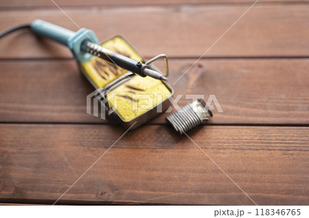 こて台に置かれた半田こて 118346765