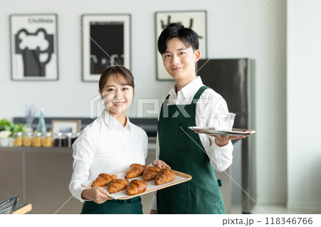 カフェで働く若い男女 118346766
