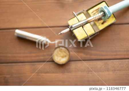 こて台に置かれた半田こて こて台に置かれた半田こて 118346777