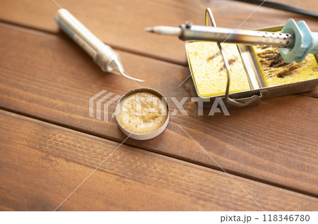 こて台に置かれた半田こて 118346780