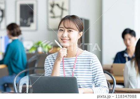 オフィスで働く若い女性のエンジニア 118347088